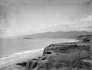 Historic photo of Palisades Park Looking North toward Long Wharf.