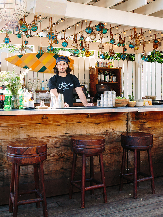 圣莫尼卡平房酒吧的员工。.
