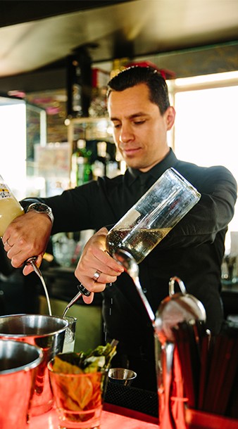 Barman préparant des boissons à l'Onyx de l'hôtel Shangri-La à Santa Monica.