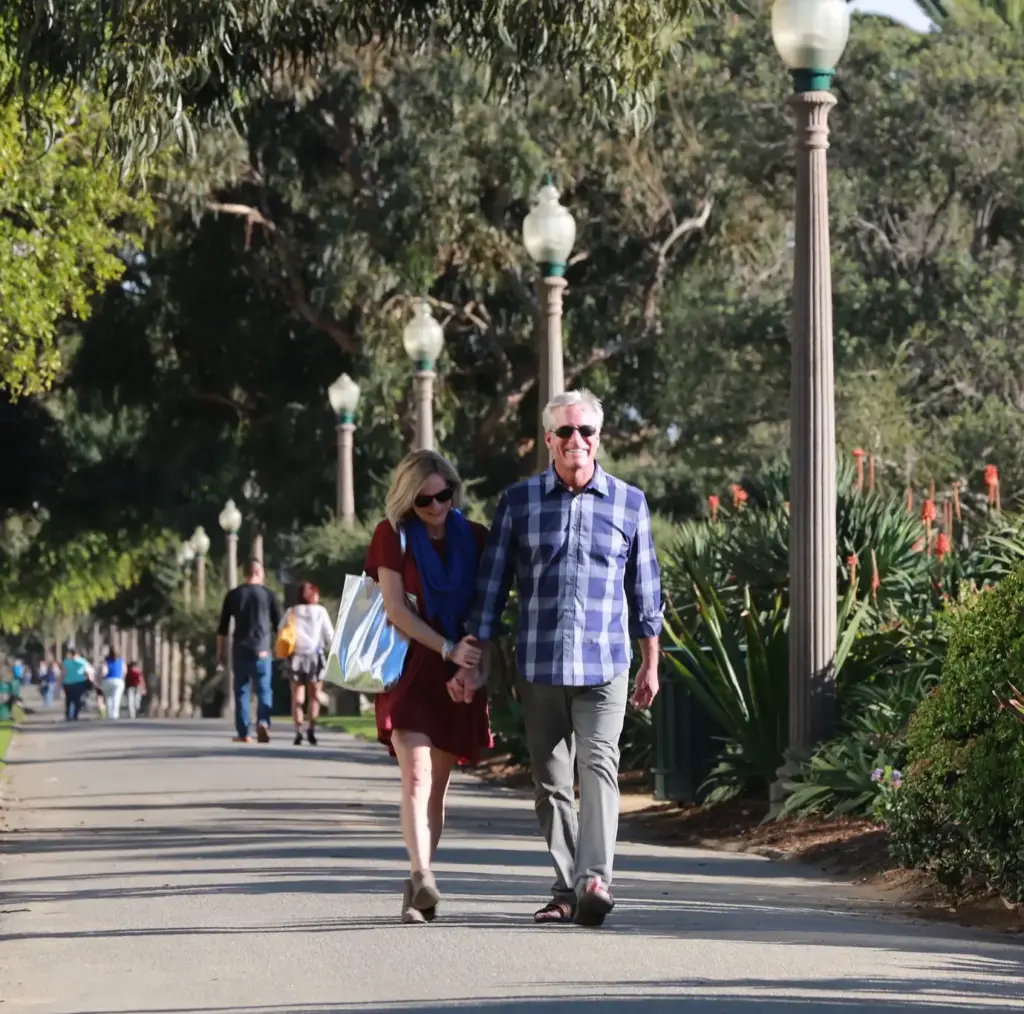 一对夫妇在圣莫尼卡公园散步