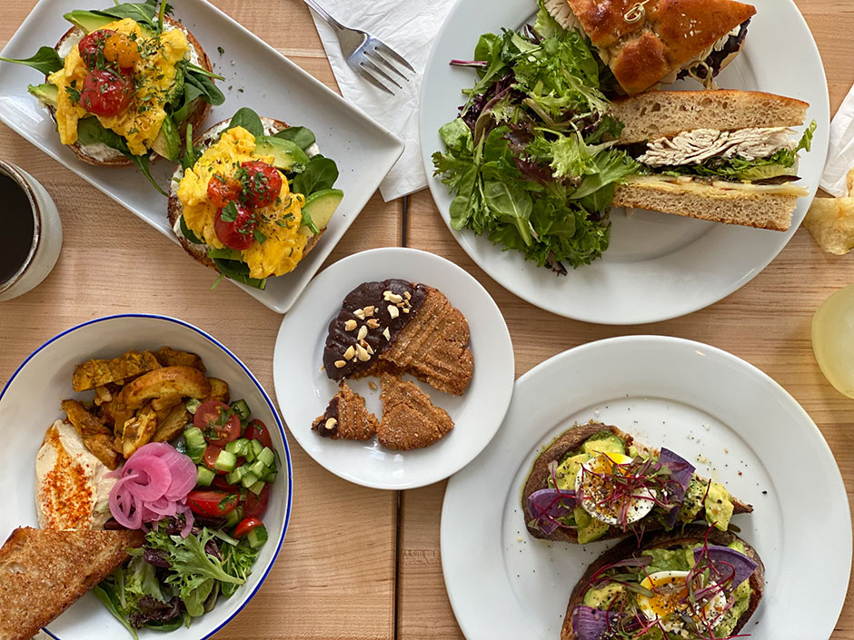 料理が盛られたテーブル