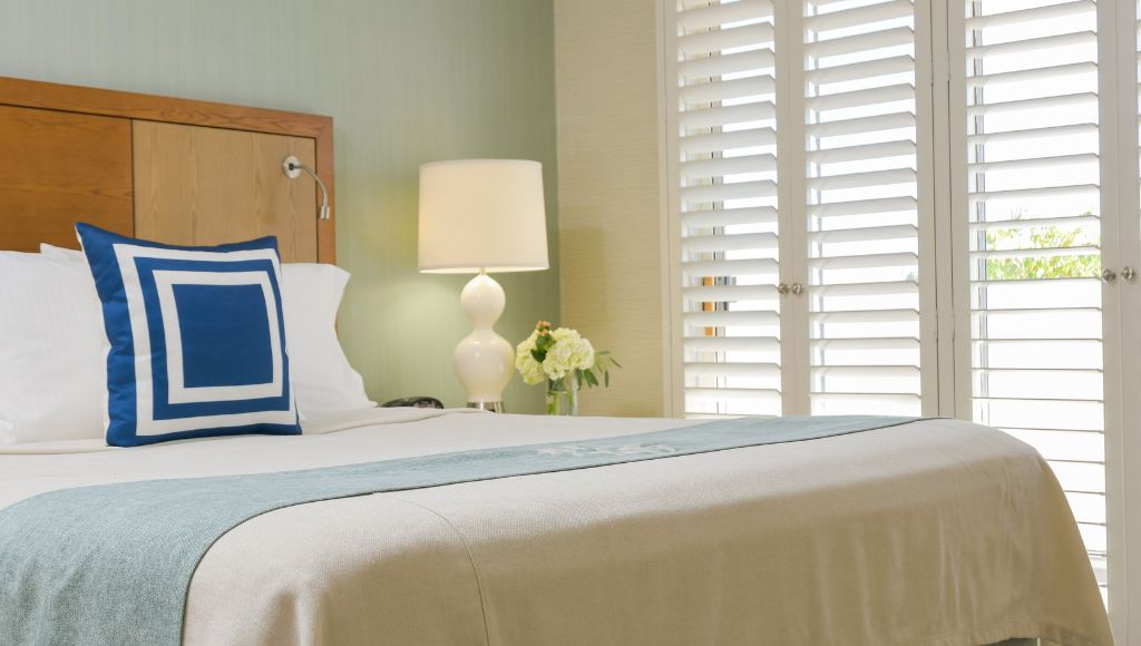 Room with large bed at Bayside Hotel