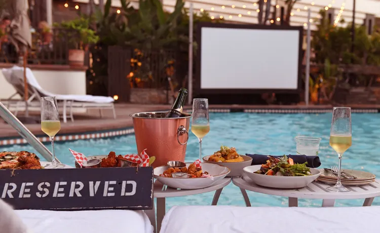 سلسلة سينما بجانب حمام السباحة