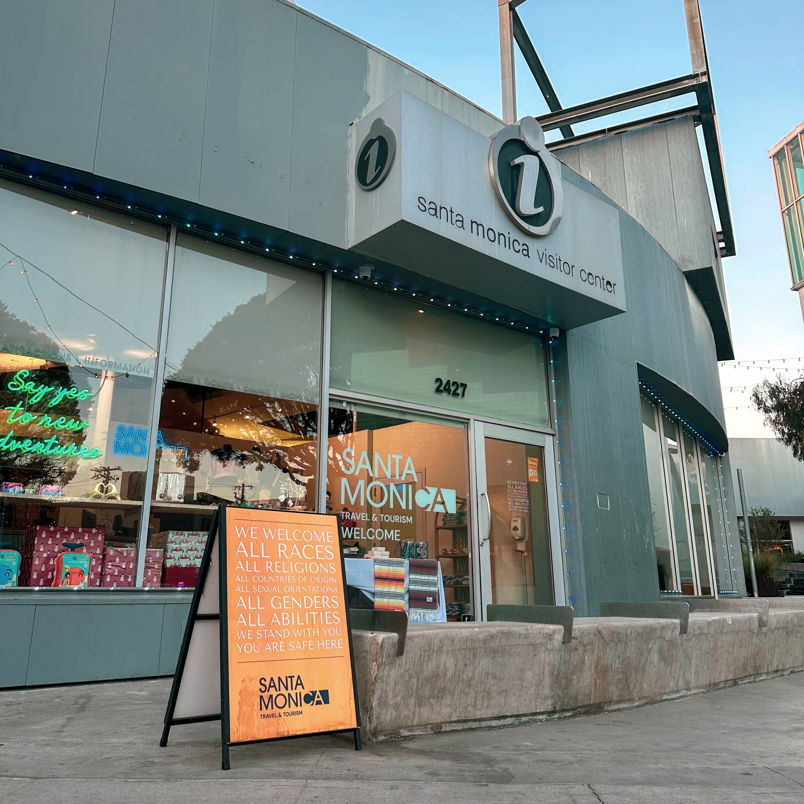 مراكز استعلامات الزوار