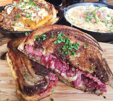 桌上的三明治和配菜