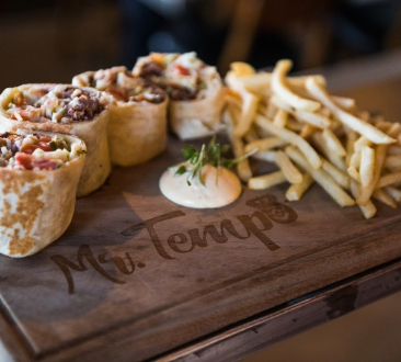 模板上的食物和薯条