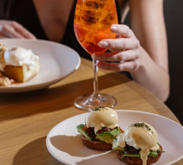 本尼迪克特蛋和饮料