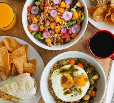 薯条和配菜与早餐