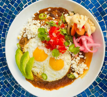 鸡蛋和牛油果盘