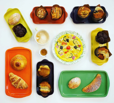 白色餐桌上的各种食品