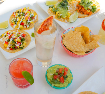 桌上的墨西哥菜肴和饮料