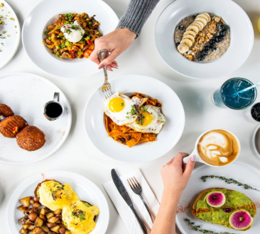 桌上的早午餐食品