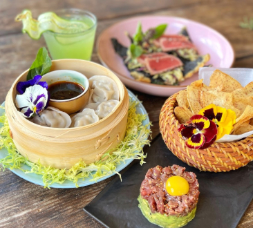 桌上的饺子和薯片