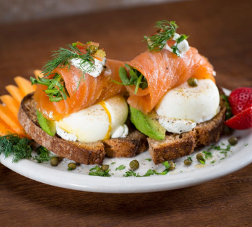 三文鱼水煮蛋配吐司