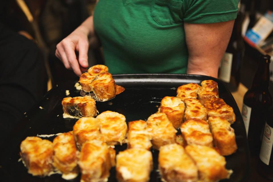 Cena de queso a la parrilla y vino de Andrew